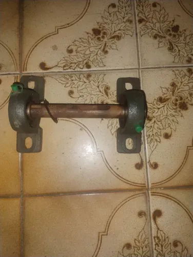 Vendo dois mancais com rolamentos alto compensadores.