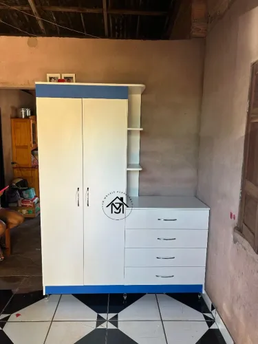 Guarda-Roupa Moderno com Gavetas