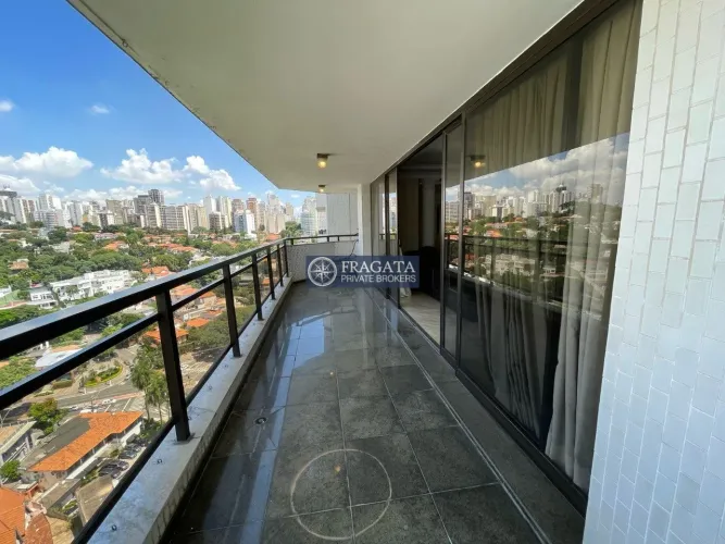 Apartamento no Pacaembu, 3 amplas suítes, 4 vagas , rua privada com segurança!