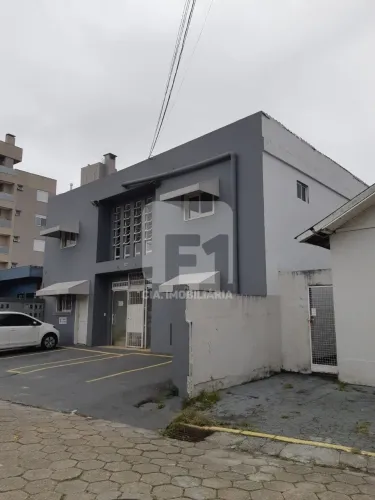 Casa comercial com 18 kitnets na Trindade