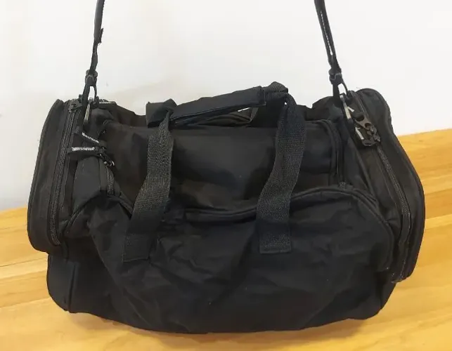 Bolsa para Academia Pequena Preta Masculina [Usada]  43 x 22 x 25