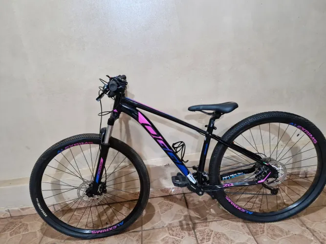 Bicicleta Aro 29 Oggi 7.0 com design moderno