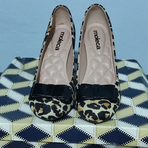 Scarpin Moleca Animal Print com Laço