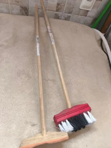 Kit mini vassoura e rodo.