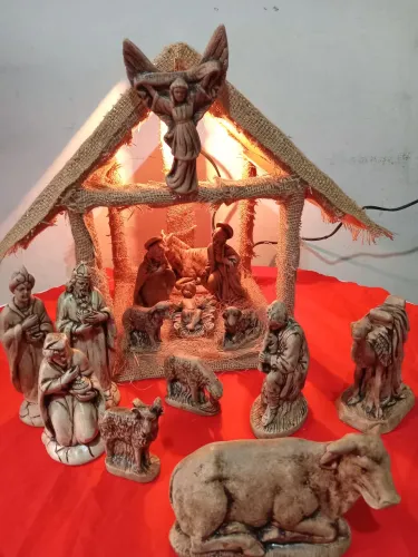 Presépio com 15 peças de gesso e manjedoura