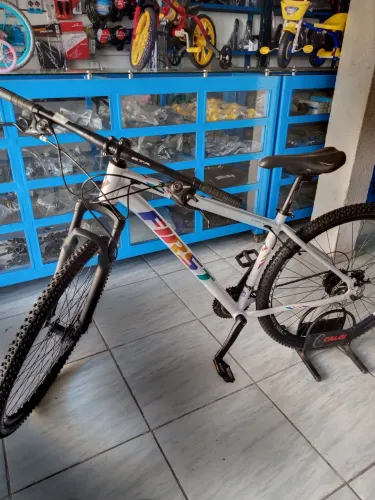 Bike aro 29 FIRST 21 velocidades com freios a disco e suspensão