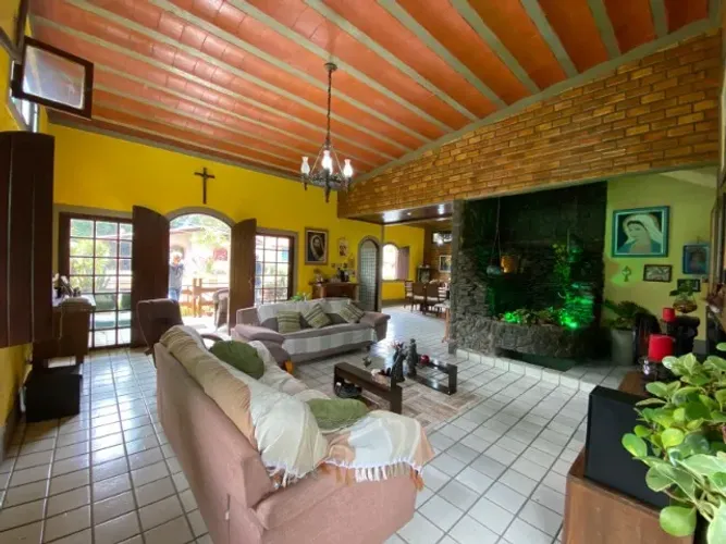 Casa em Condomínio Clube em Aldeia. Estrutura completa. km 13 de Aldeia, beira de pista.