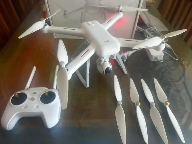 Drone Xiaomi Mi Drone 4K com acessórios