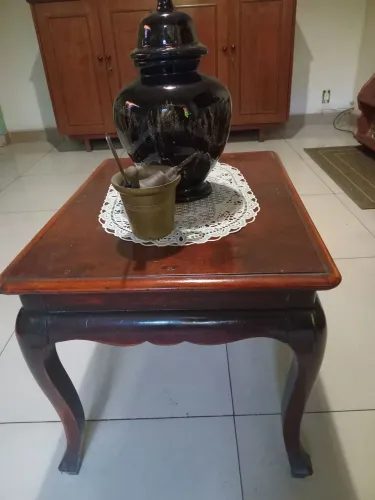 Mesa de centro clássica em madeira
