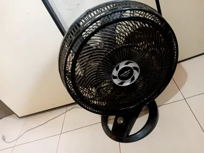 Ventilador Britânia grande, ventila bem. Alta potência