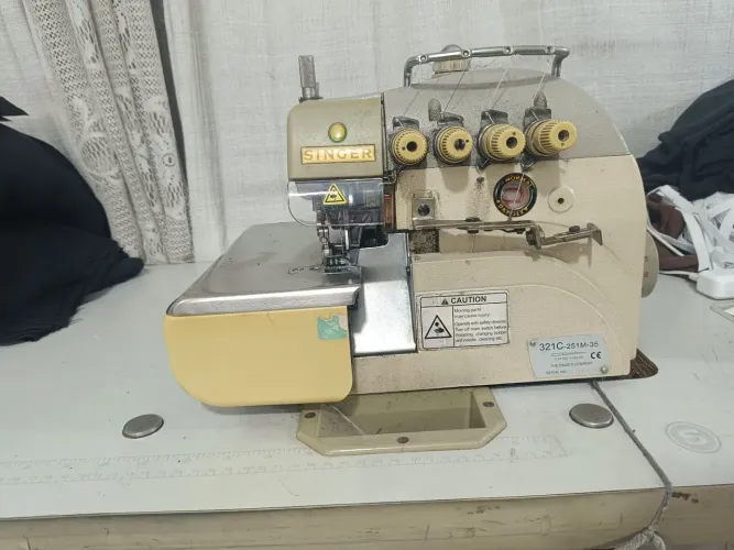 Máquina interloque industrial  singer