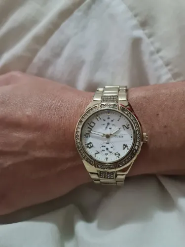 Relógio Guess Dourado com Strass - Elegância e Sofisticação