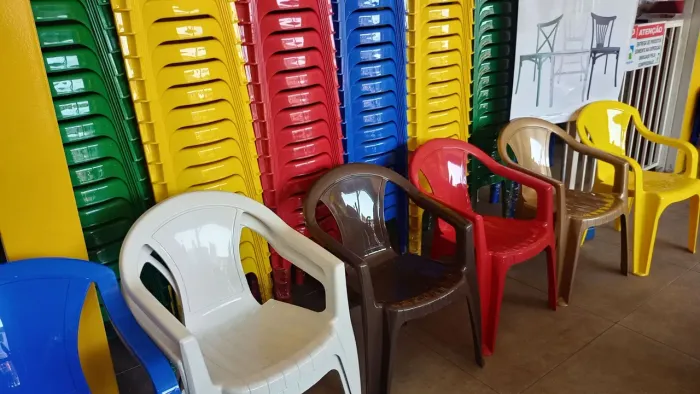 Cadeiras de Plástico coloridas Ideal para ! Suporta 154 KG.