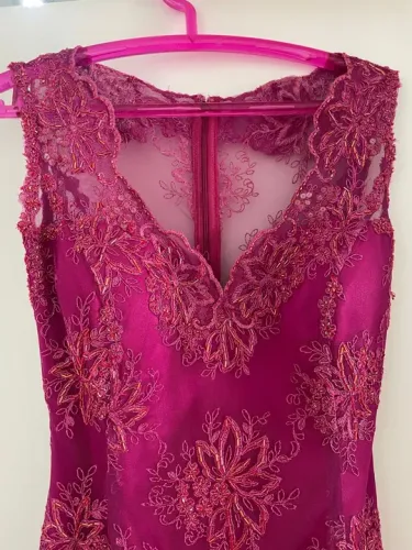 Vestido de renda rosa com detalhes em pedraria bordado manualmente