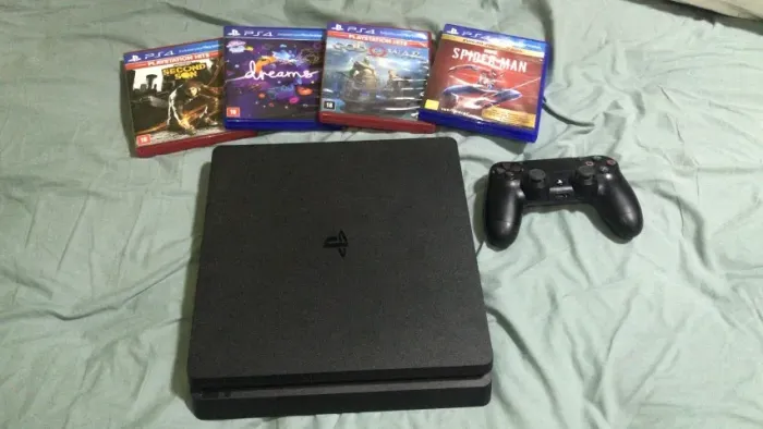 ? PlayStation 4 Slim 1 TB + 4 Jogos + 1 Controle + Cabos ? Ótimo Estado!