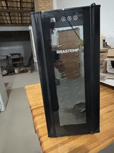 Adega para 12 garrafas. 