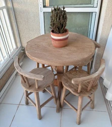 Mesa redonda de madeira com 4 cadeiras