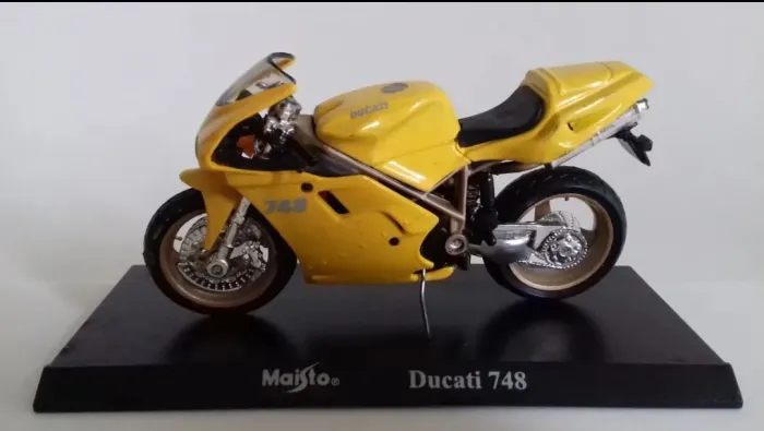 Miniatura Ducati 748 - Colecionador