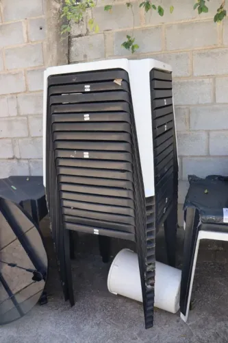 mesa de plástico preta quadrada leves defeitos