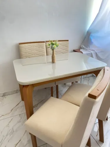 Mesa e cadeiras