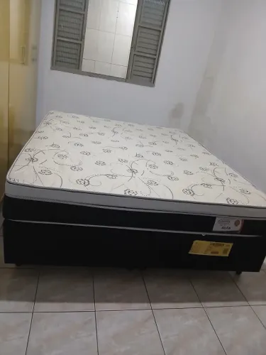 Cama queen seminova 