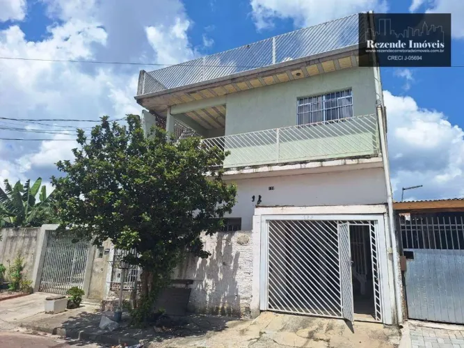 Vende sobrado no Fazendinha com 3 casas no quintal, ideal para investidor