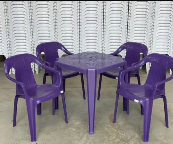 Um jogo de mesa com 4 poltronas reforçado
