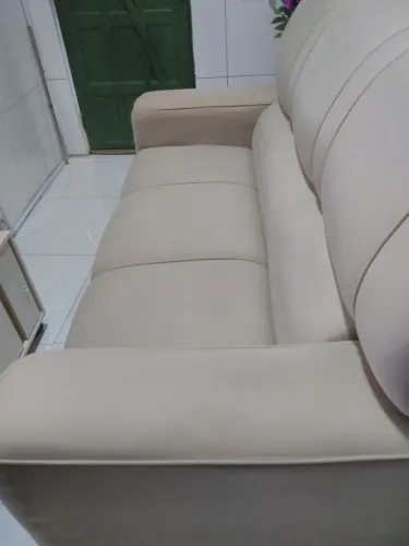 Sofá 3 lugares tecido suede com espuma D33 e perguntas reforçadas cabeceira desmontável .