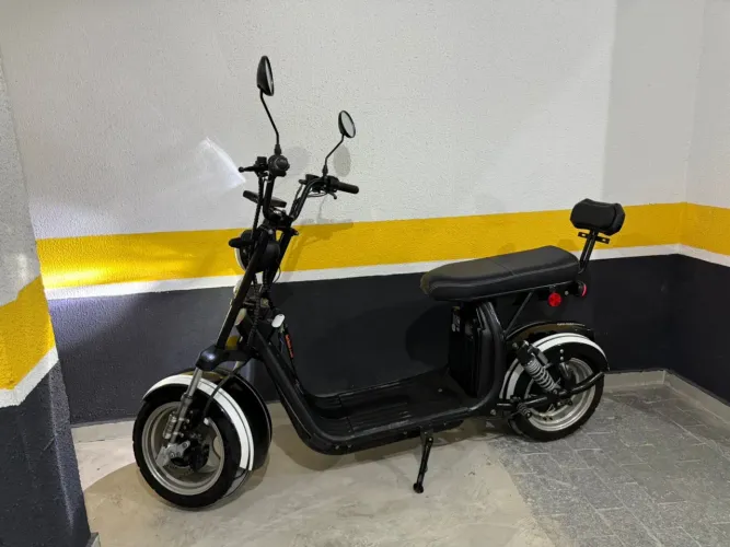 Scooter 3000w ( 3kW) chega a 75-80 km/h muito nova. Muito potente