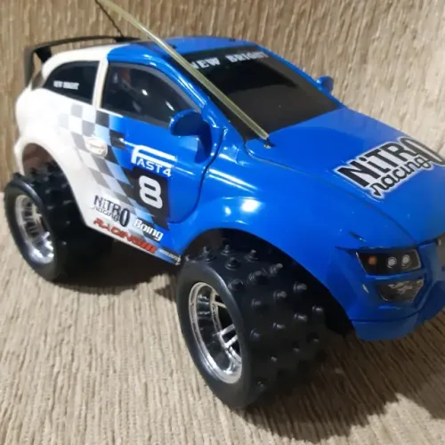 Carro de controle remoto New Bright - Nitro Racing funcionando