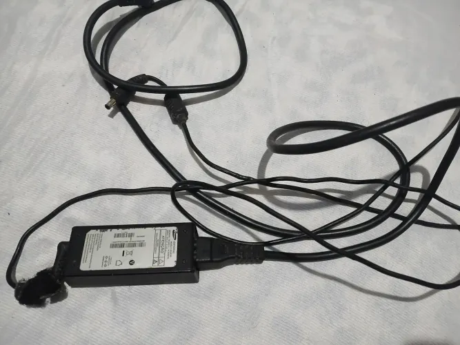 Carregador do notebook Samsung 