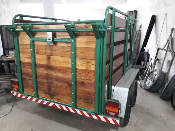 Reboque para transporte de cavalo