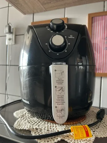 Fritadeira Air Fryer Mondial de 3,5 litros na cor preta
