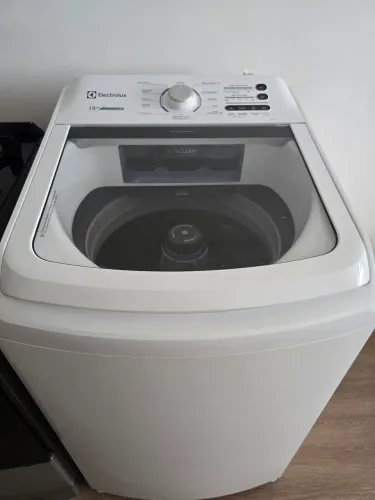 Máquina de lavar usada em ótimo estado