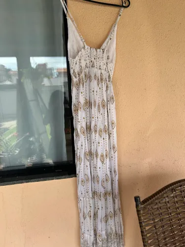 Vestido indiano com bordado no peito, nunca usado e com etiqueta