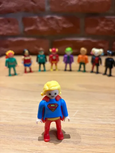 Boneco Supergirl DC Playmobil Kinder Ovo