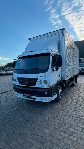 Mercedes Benz 1016 no baú ano 2016