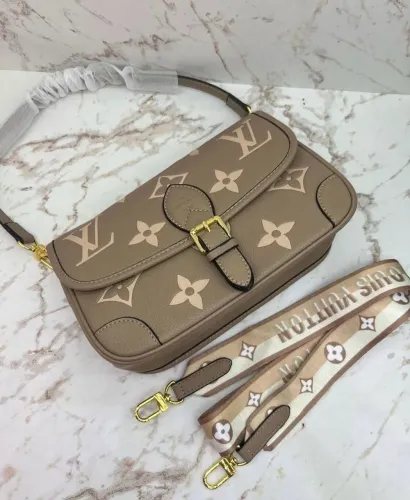 Bolsa Nano Diane monograma Louis Vuitton