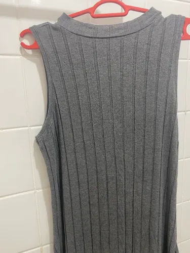 Vestido canelado mídi