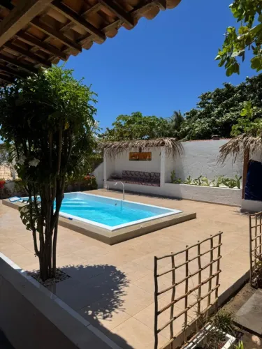 Casa pé na areia no Pontal do Coruripe: 3 quartos sendo 2 suítes, churrasqueira e piscina.