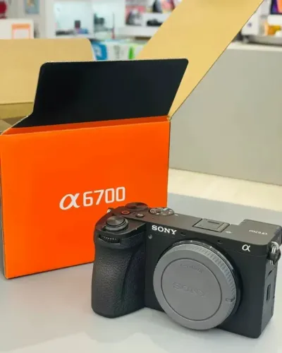 Vendo Sony A6700 + lente Lacrada Nova