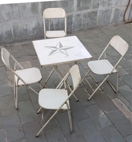 Mesa de metal com 4 cadeiras 