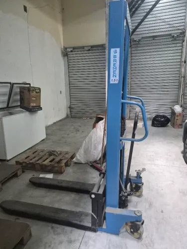 Vendo empilhadeira hidráulica manual