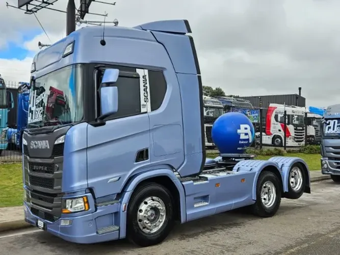 Scania R500 SUPER Tração 6x2 Ano 2024 Teto Alto Automático Geladeira Rodas de Alumínio
