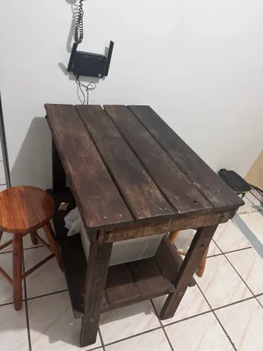 Mesa de madeira com dois bancos de madeira incluso. Madeira maciça.