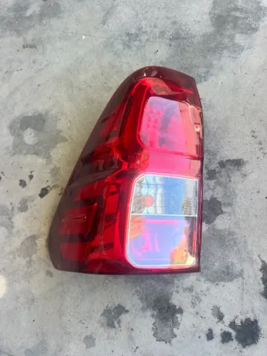 Lanterna traseira esquerda original Hilux 2020