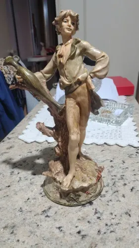 Estátua antiga em resina