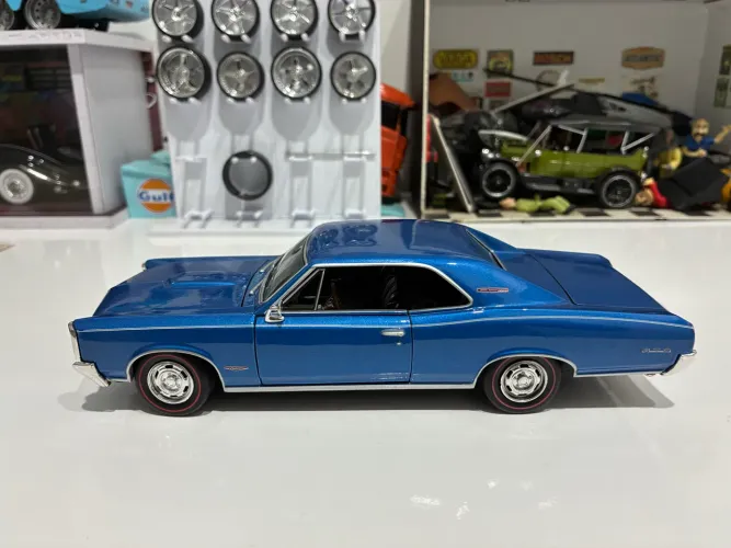 Miniatura Pontiac azul