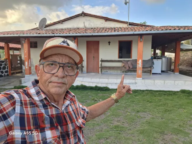 Excelente fazenda com casa sede, casa de caseiro, curral completo, ótimas aguadas e poço
