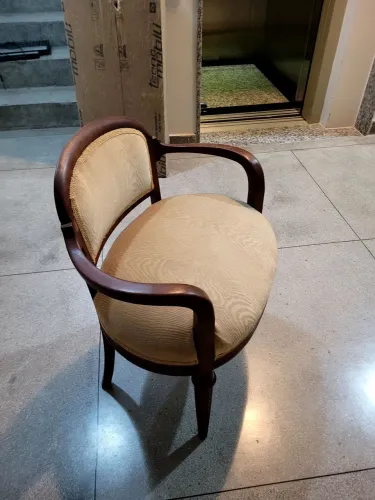 Poltrona de madeira estilo Art Déco